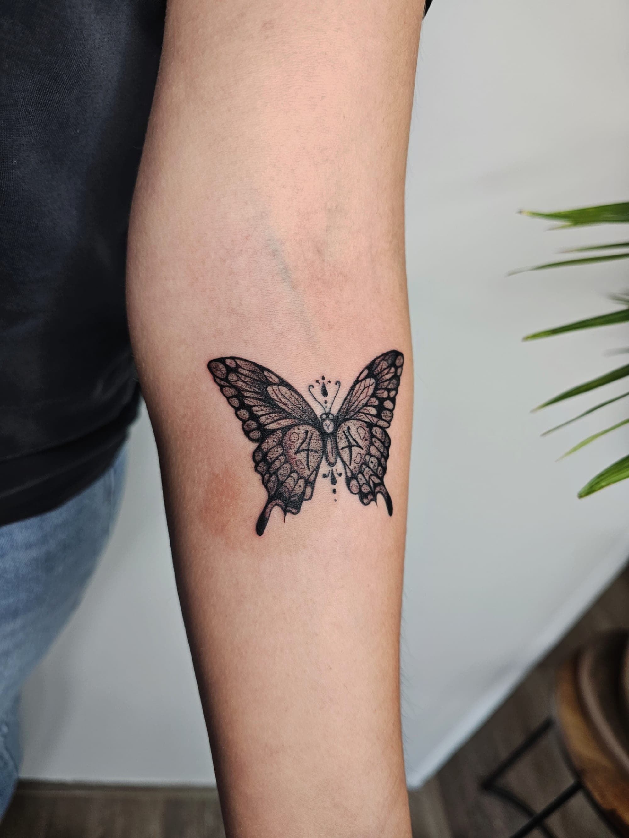 Schmetterling – Linework von Maya, Atelier Noir nu Köln