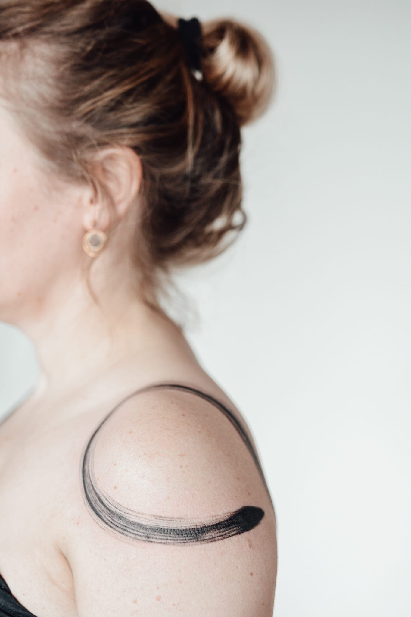 Brush in Shoulder – Brushstrokes von Natalie, Atelier Noir nu Köln