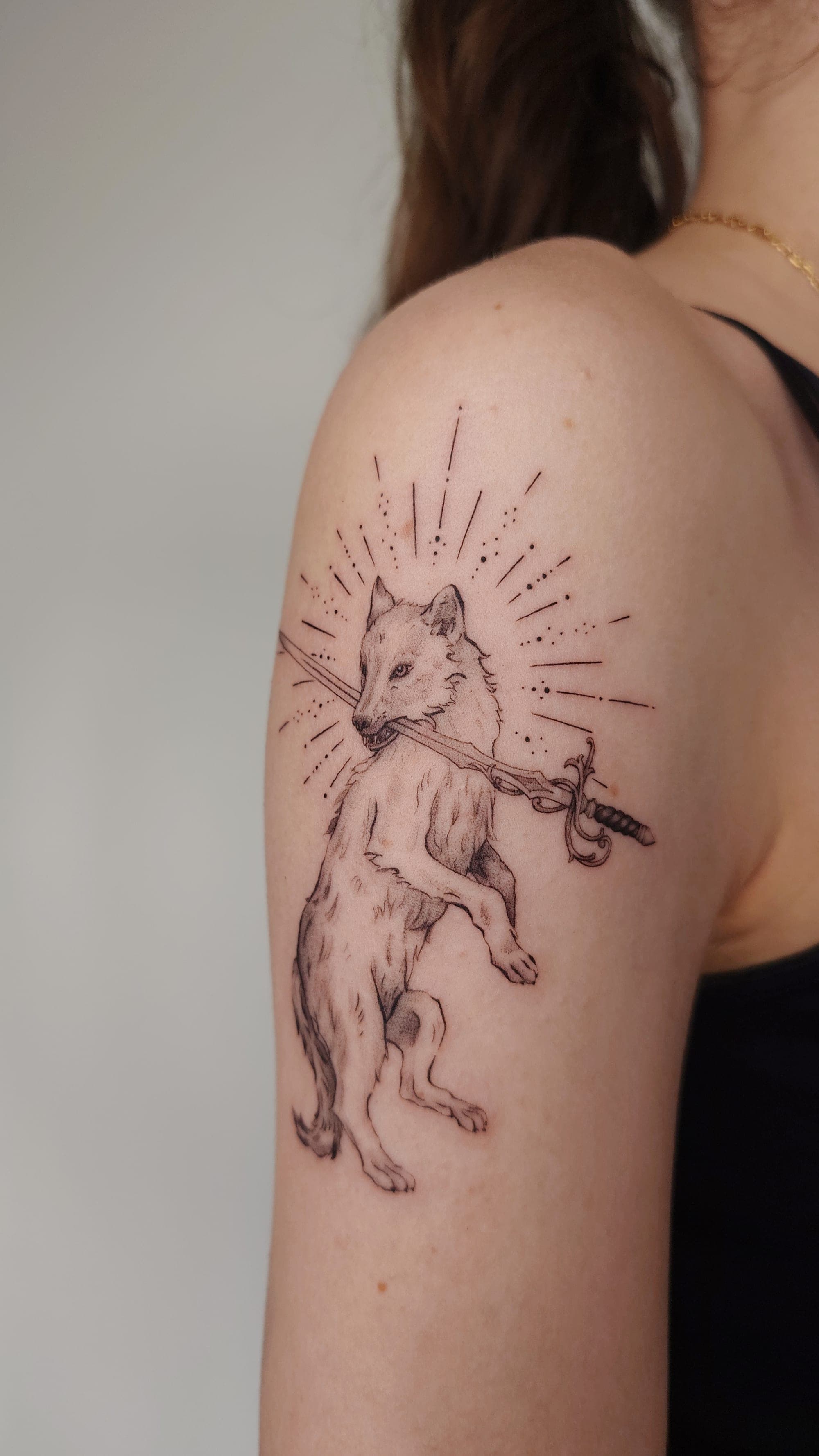 Wolf mit Schwert – Fineline, Illustrativ von Viktoria, Atelier Noir nu Köln