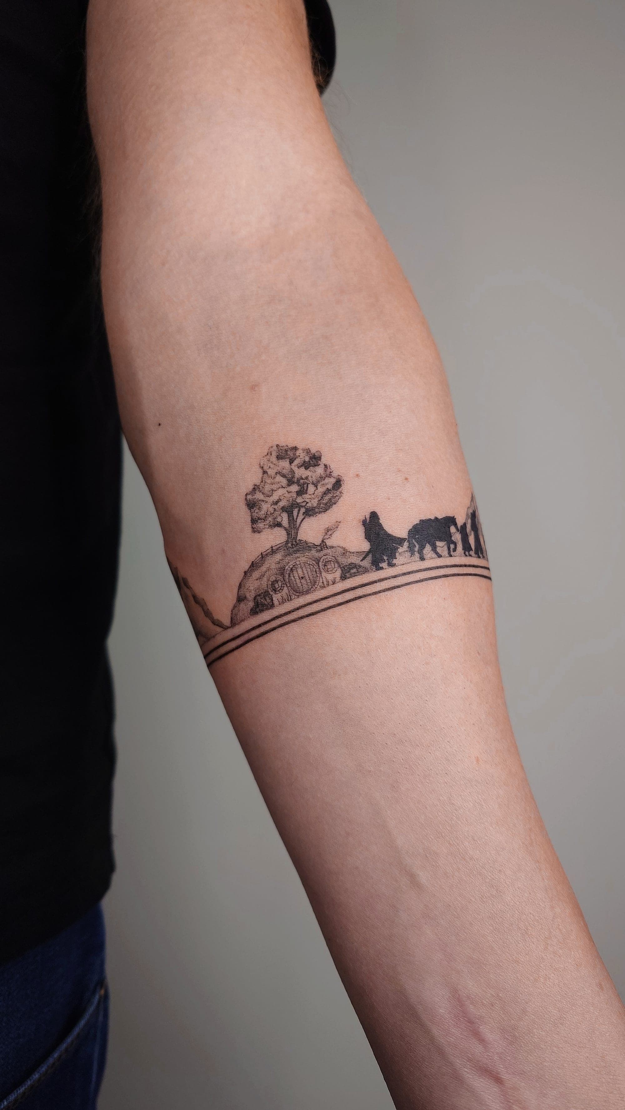 Herr der Ringe Wrap Around – Fineline, Realismus von Viktoria, Atelier Noir nu Köln