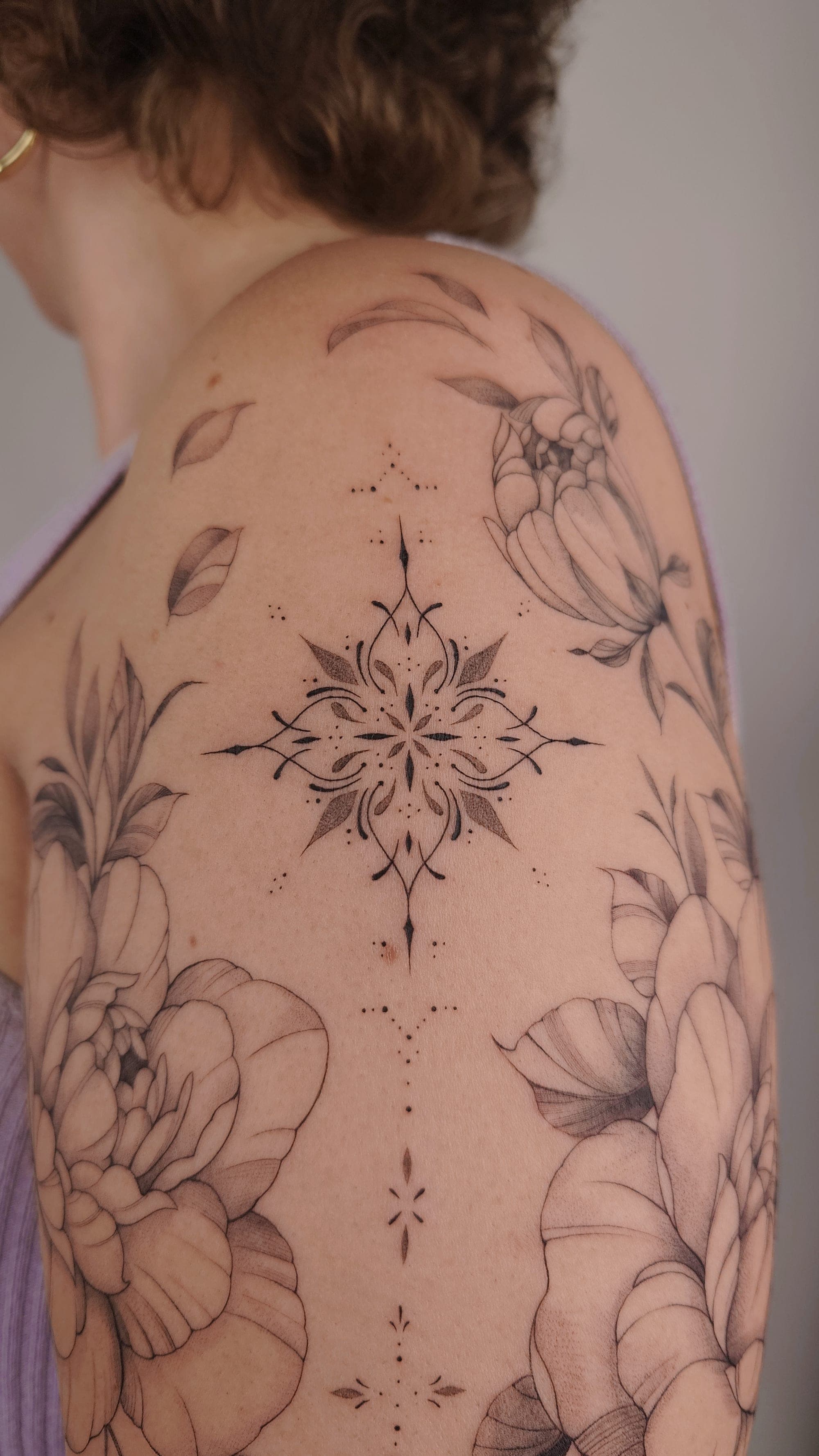 Ornament Close-up – Fineline, Ornamente von Viktoria, Atelier Noir nu Köln