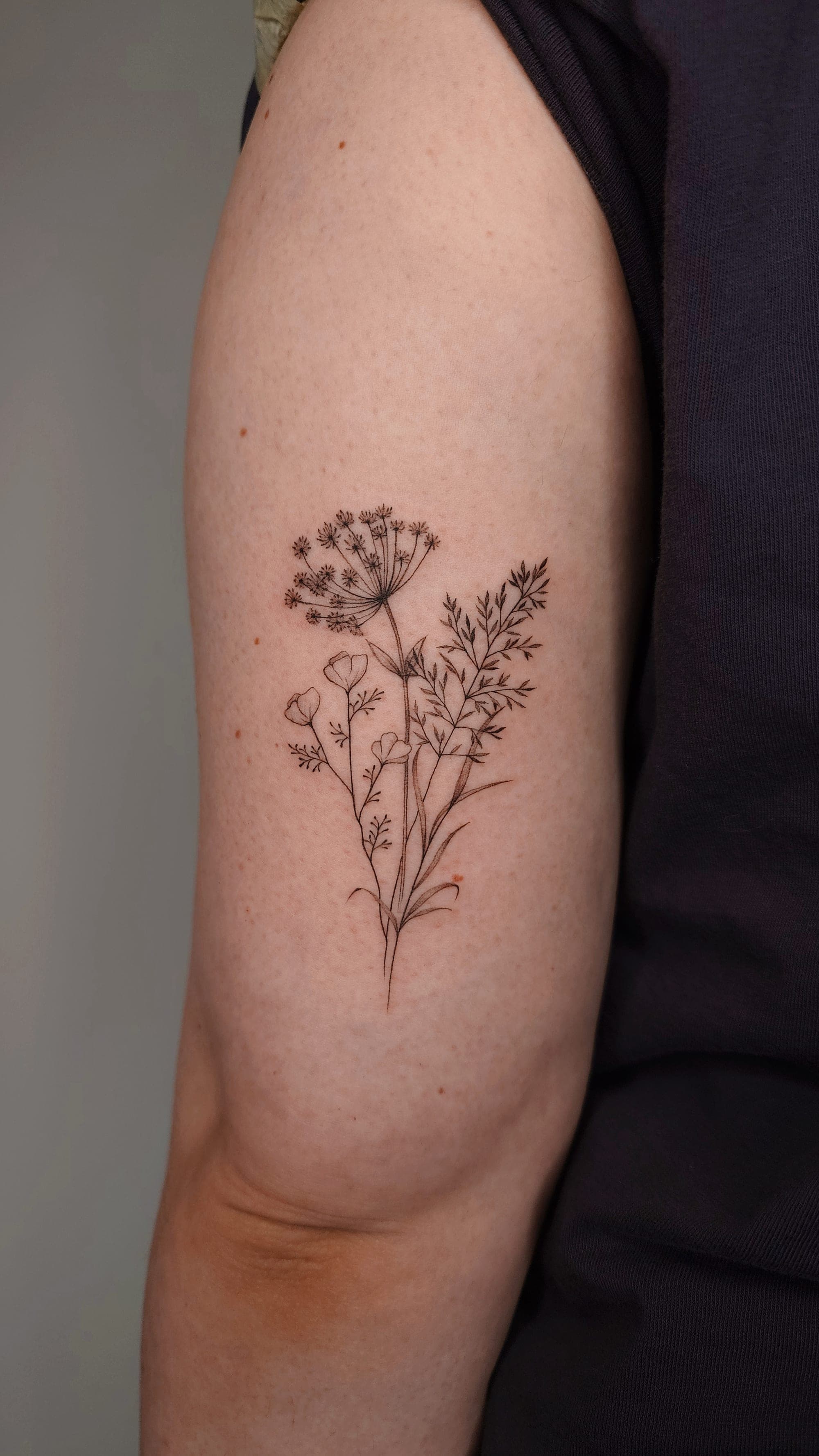 Wildblumen – Fineline von Viktoria, Atelier Noir nu Köln