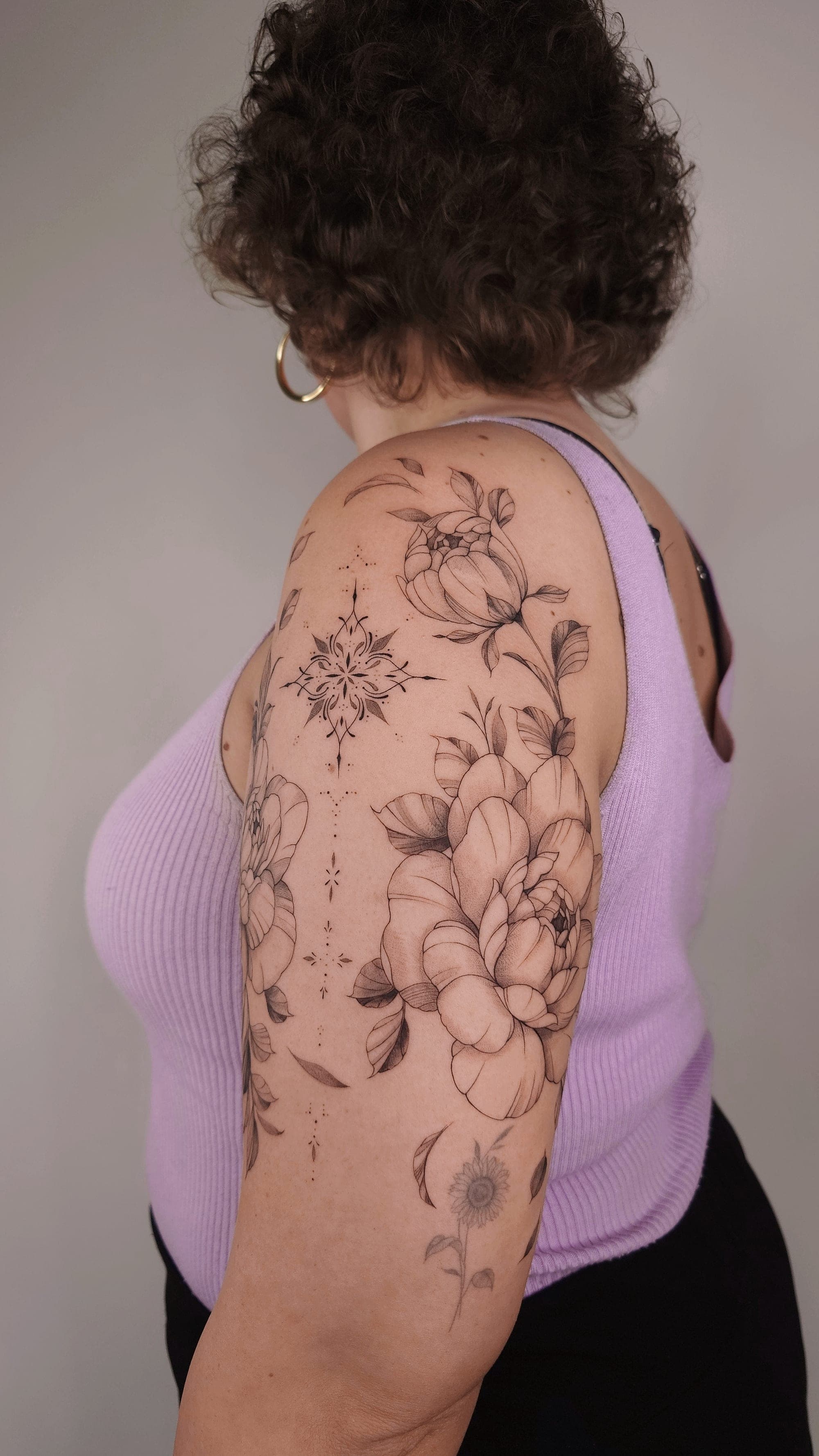 Pfingstrosen und Ornament – Fineline, Ornamente von Viktoria, Atelier Noir nu Köln