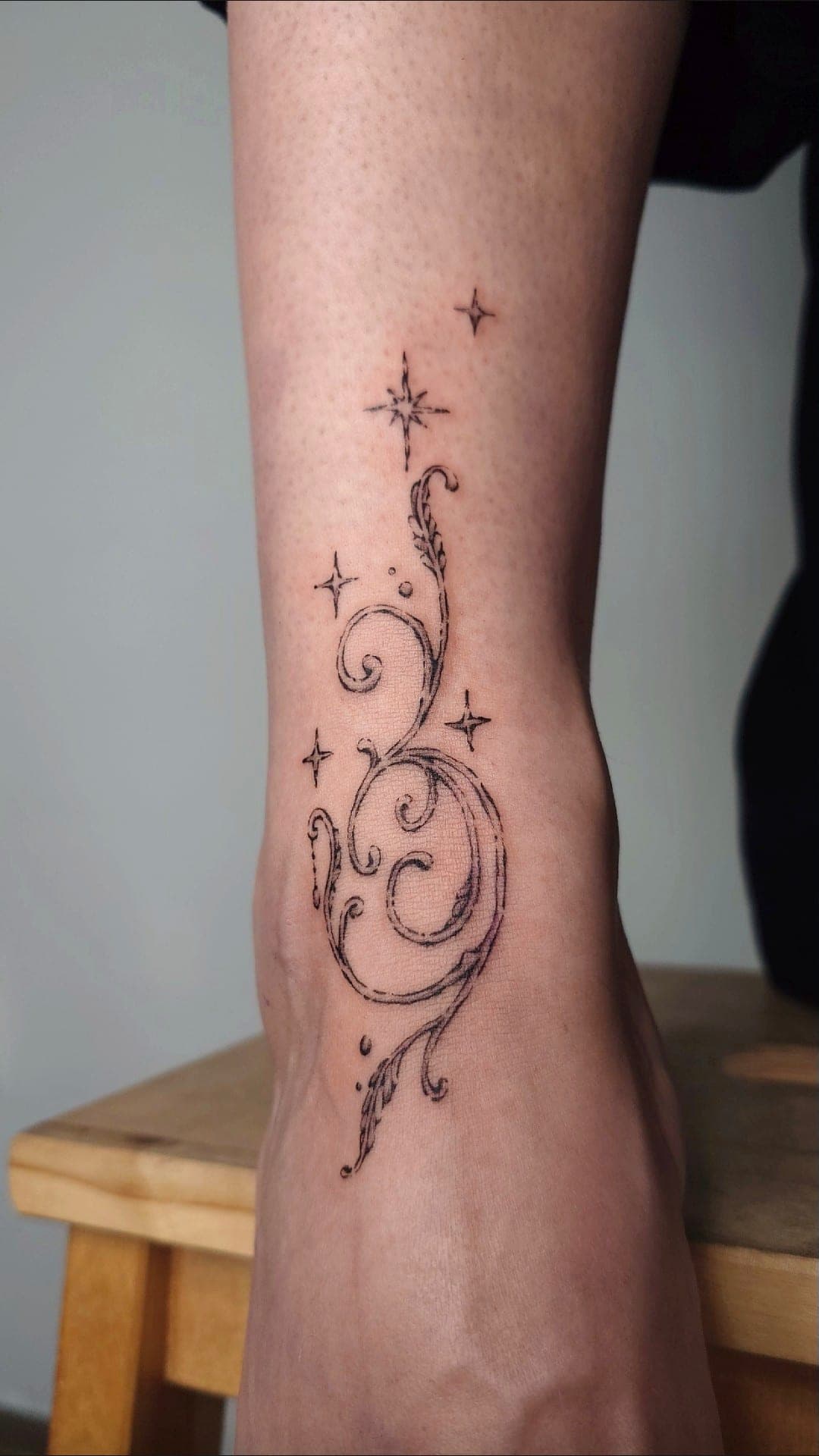 Whimsical Flow – Fineline, Illustrativ von Viktoria, Atelier Noir nu Köln