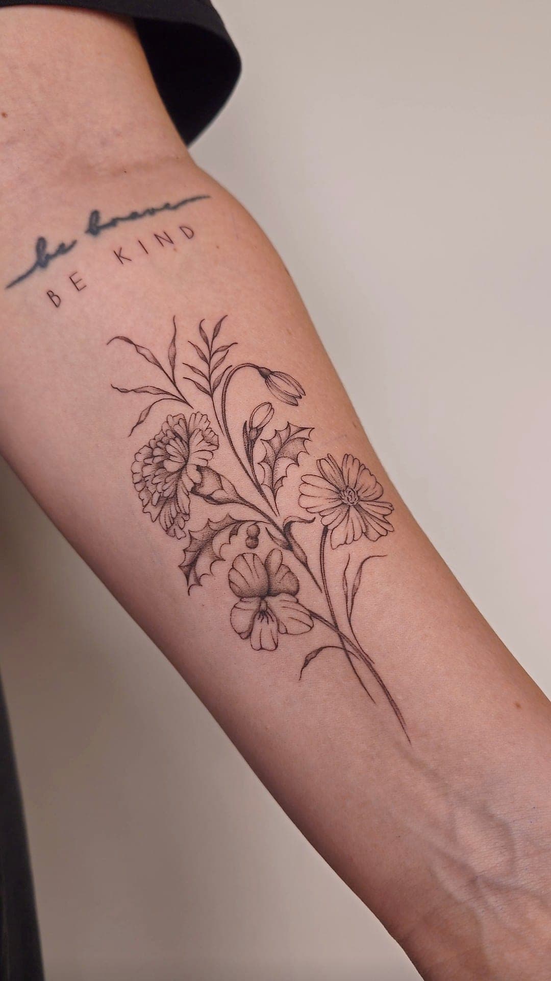 Geburtsblumen und Lettering – Fineline, Lettering, Realismus von Viktoria, Atelier Noir nu Köln