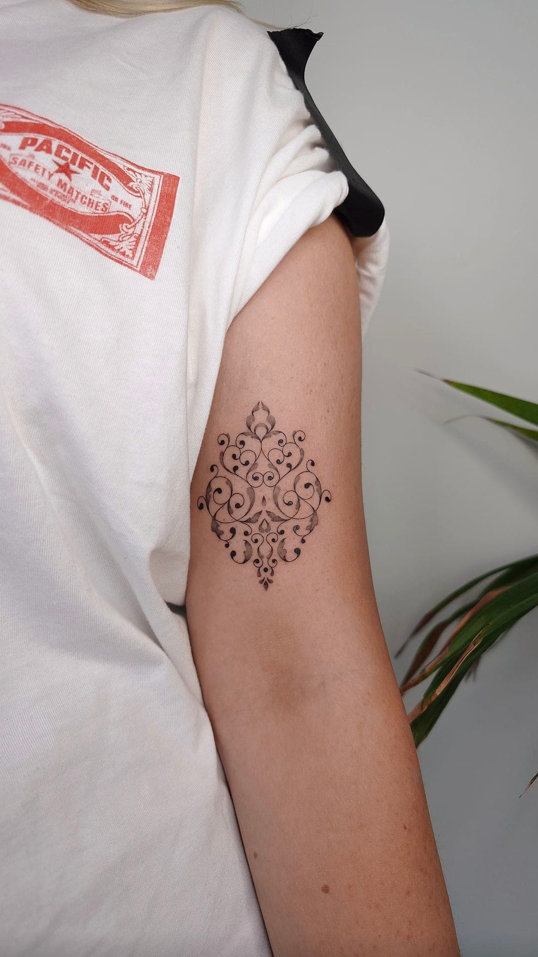 Ornament Oberarm – Fineline, Ornamente von Viktoria, Atelier Noir nu Köln
