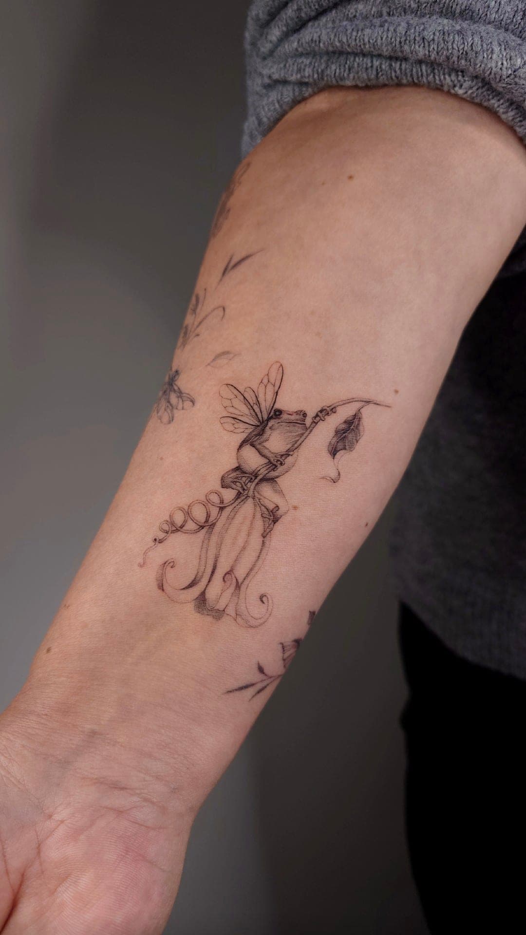 Frosch mit Blüte – Fineline, Realismus von Viktoria, Atelier Noir nu Köln