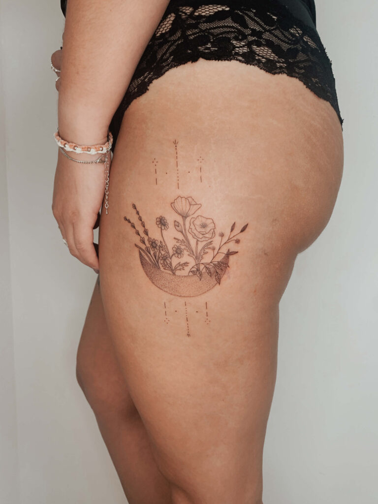 Fineline Tattoo von Cathi @cathiscosmos schattierte Mondsichel mit Blumen