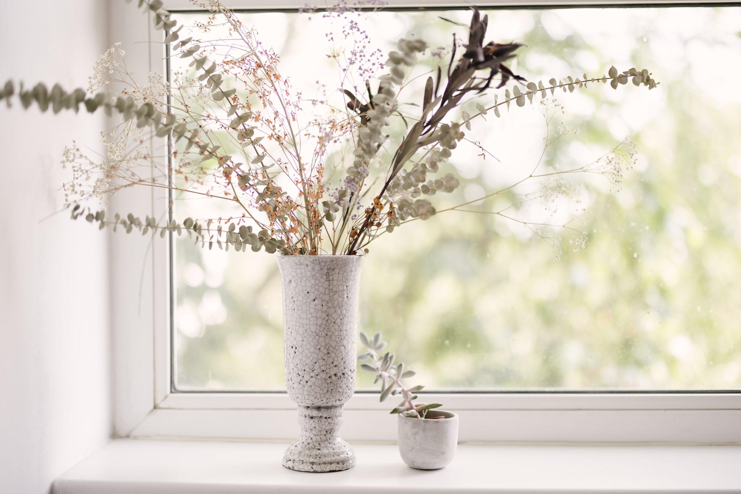 Closeup einer Vase mit Trockenblumen.