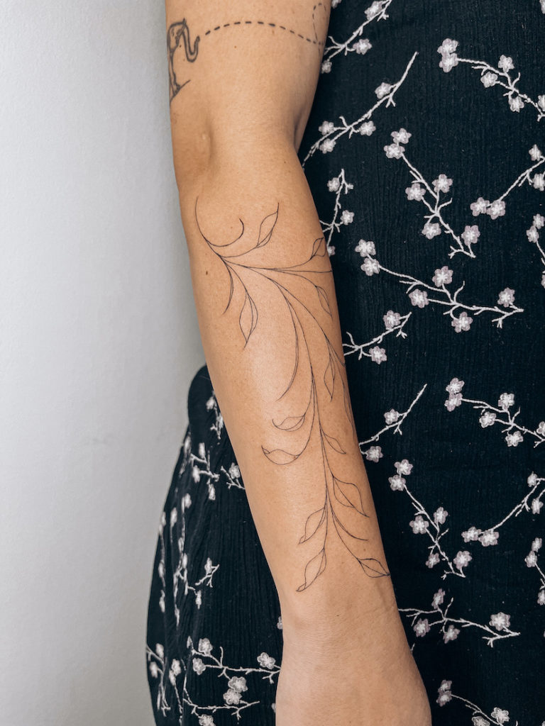 Tattoo von Mona Stoppe, Blumenzwei auf dem Unterarm