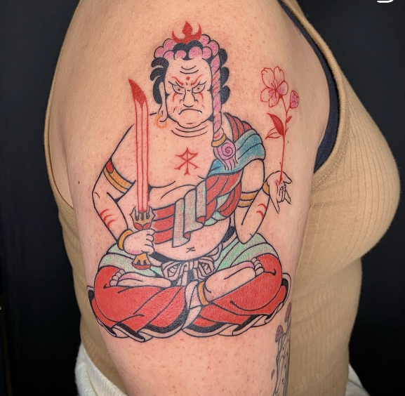 Neotraditional-Tattoo eines sitzenden Kriegers mit Schwert und Blume, erstellt von Alejandro Nubo.