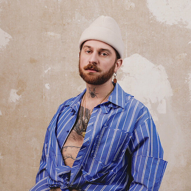 Porträt von Florian Rudolph, Tattoo-Künstler und Inhaber des TTTRIP Tattoostudios in Berlin.