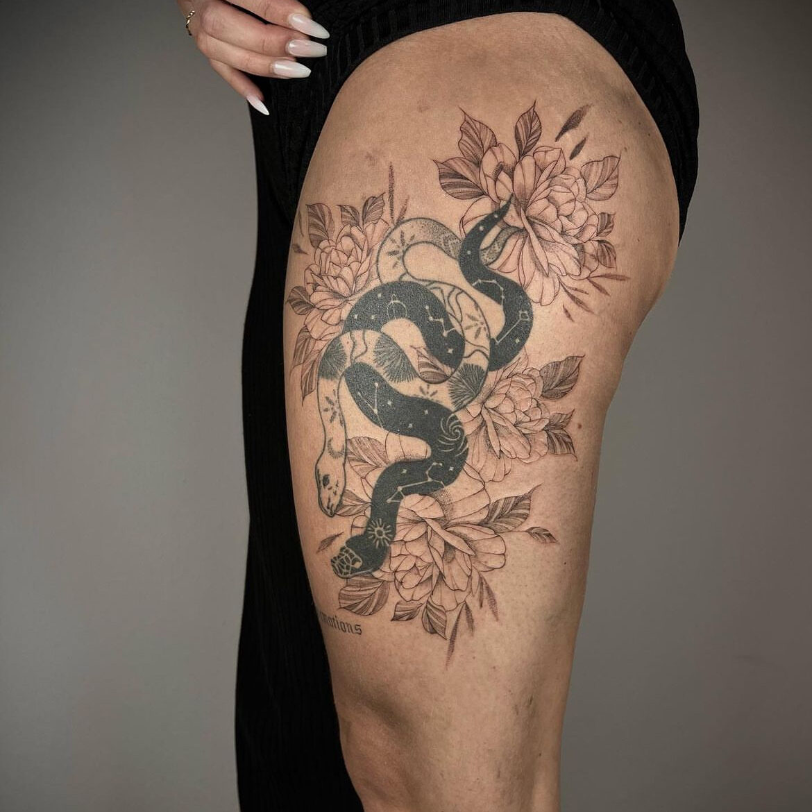 Florales und ornamentales Tattoo einer Schlange, umgeben von Blumen, erstellt von lenacreatestattoo.