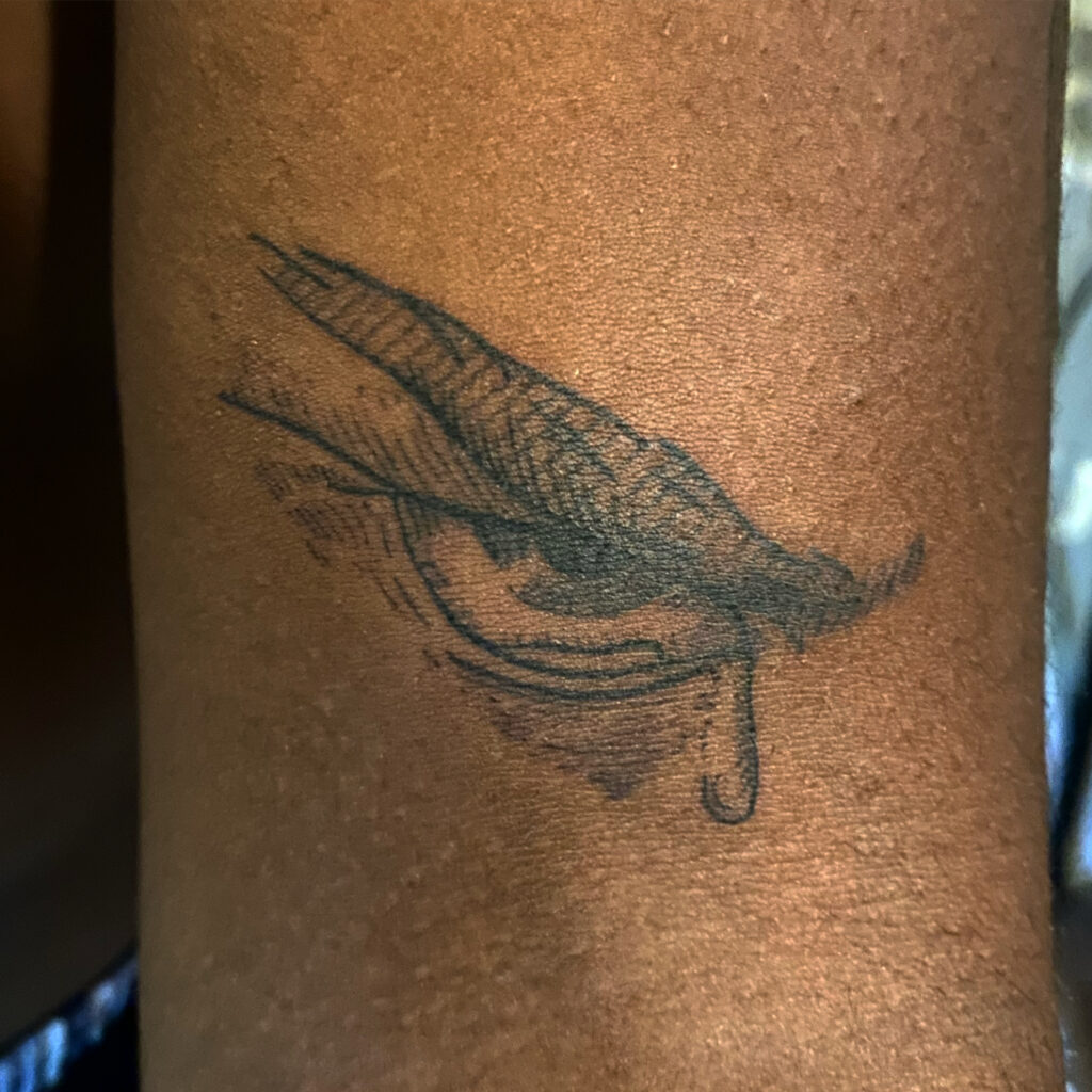 Auge-Tattoo auf einem Arm, gestaltet von Resident Tattoo-Künstlerin Basja.
