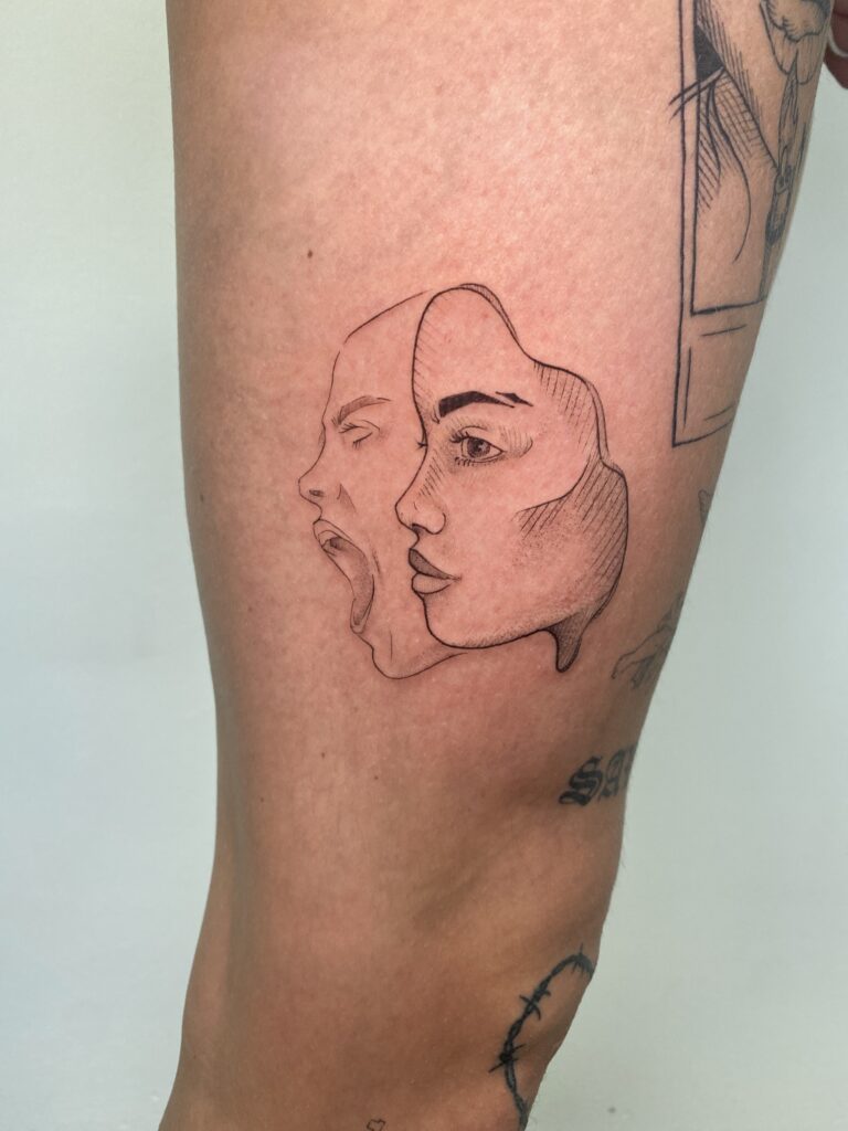 Fineline-Gesichtstattoo auf einem Arm, gestaltet von Resident Tattoo-Künstlerin Basja.