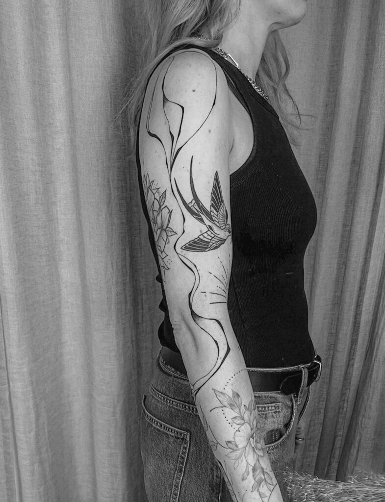 Smoky Lines Tattoo auf einem Arm, gestaltet von Apprentice Tattoo-Künstlerin Lea.