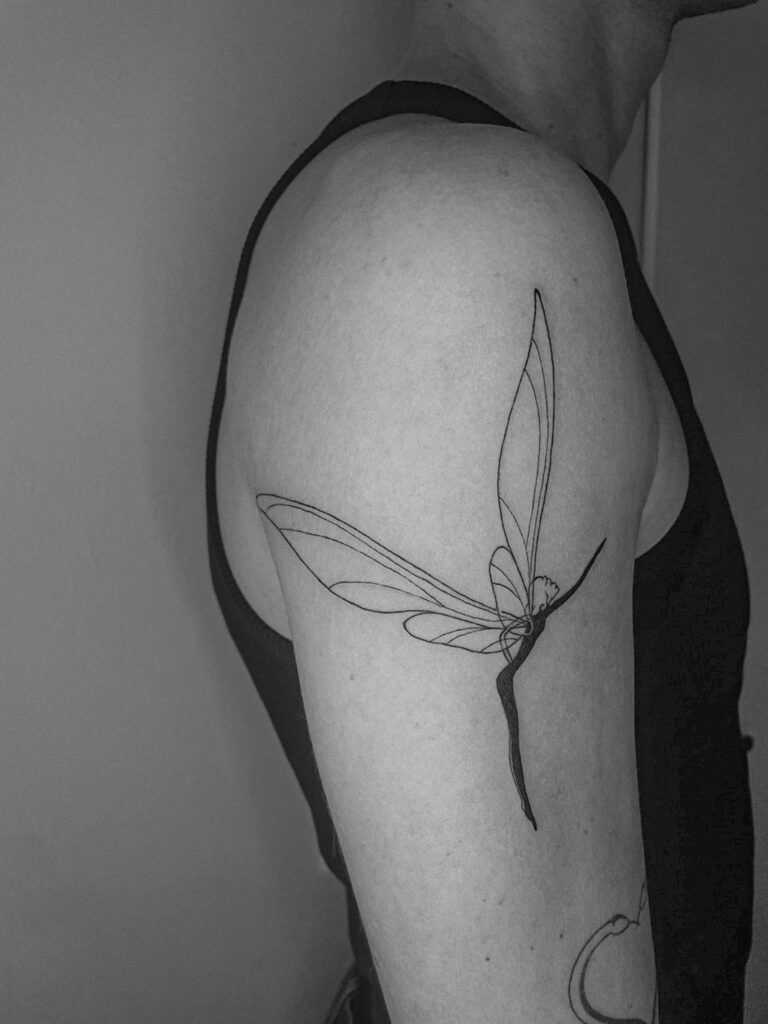 Zartes Elfen-Tattoo auf einem Arm, gestaltet von Apprentice Tattoo-Künstlerin Lea.