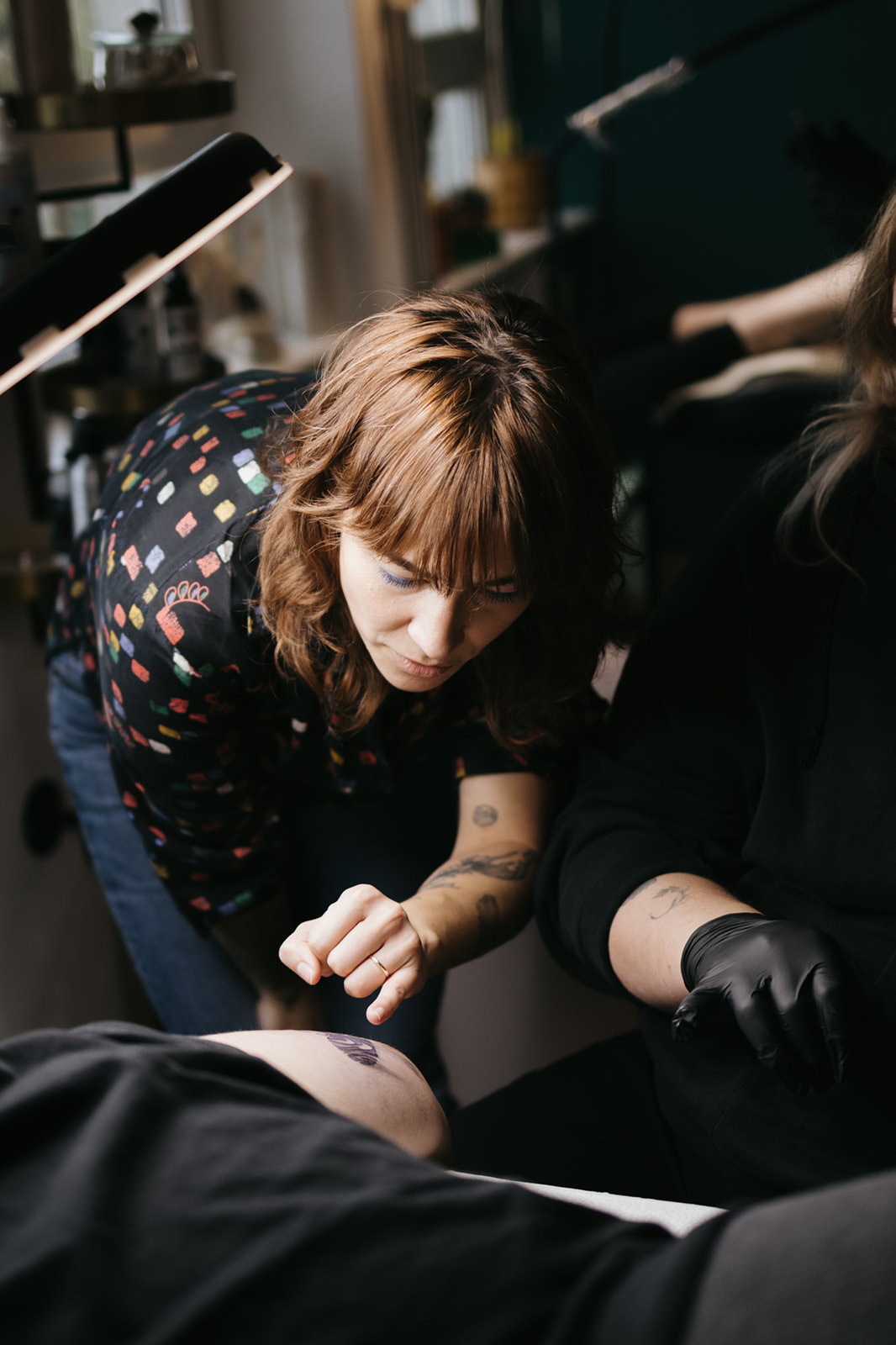 Natalie Pinzauti gibt Anweisungen während des Ink Riot Tattoo-Workshops im Noir nu Studio.