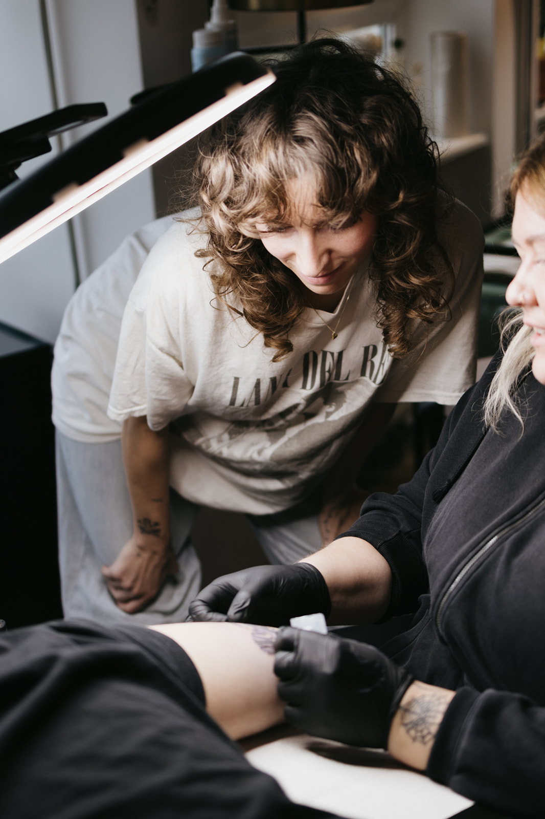 Nadine Migesel beaufsichtigt eine Tätowierung während des Ink Riot Workshops im Noir nu Studio.