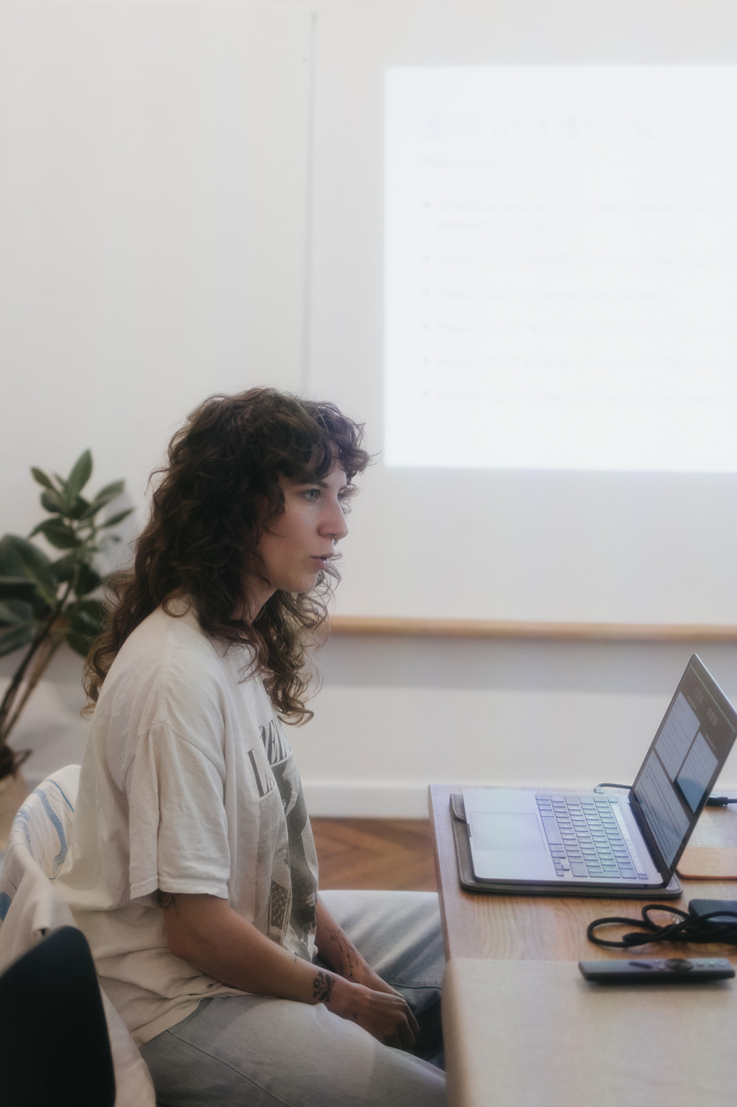 Nadine Migesel präsentiert Inhalte während des Ink Riot Workshops im Workshop Raum.