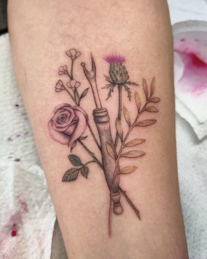 Blumen und Sticknadel Tattoo mit feinen Linien und floralen Elementen von Viktoria im Atelier Noir nu, Tattoo Studio Köln