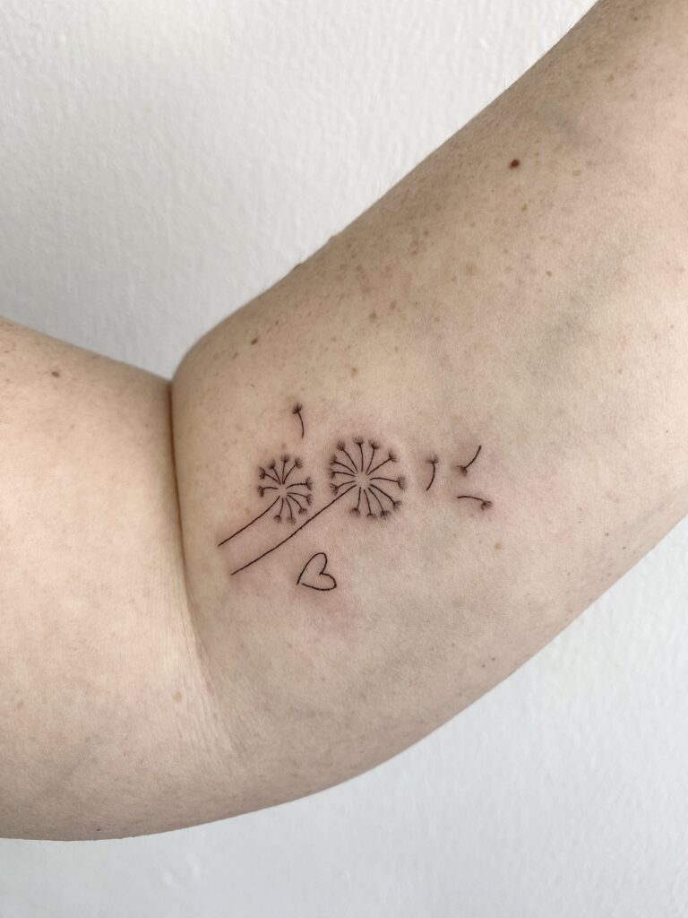 Minimalistisches Pusteblume Tattoo mit Herz von Viktoria im Atelier Noir nu, Tattoo Studio Köln