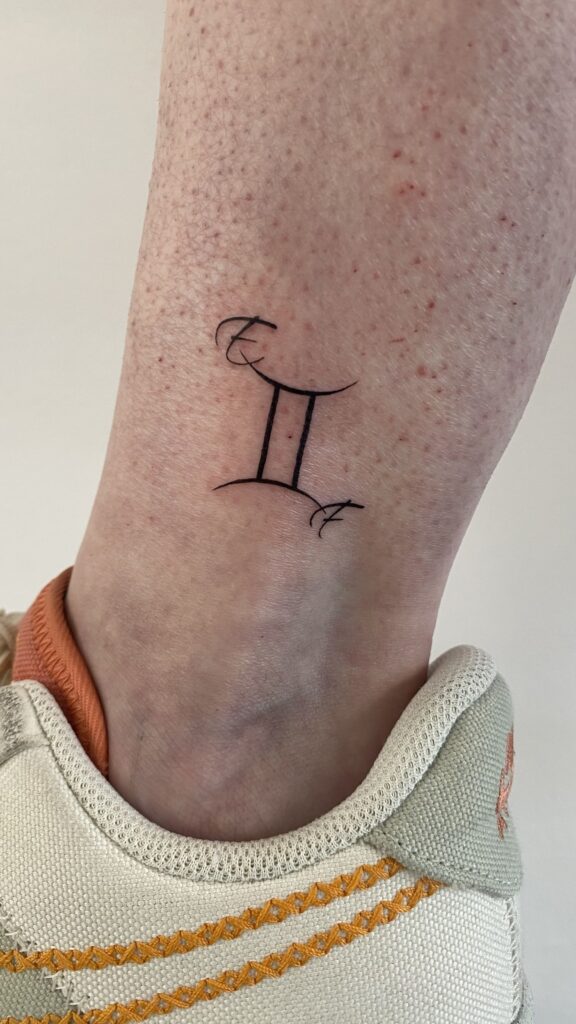 Minimalistisches Zwillinge-Sternzeichen Tattoo von Viktoria im Atelier Noir nu, Tattoo Studio Köln