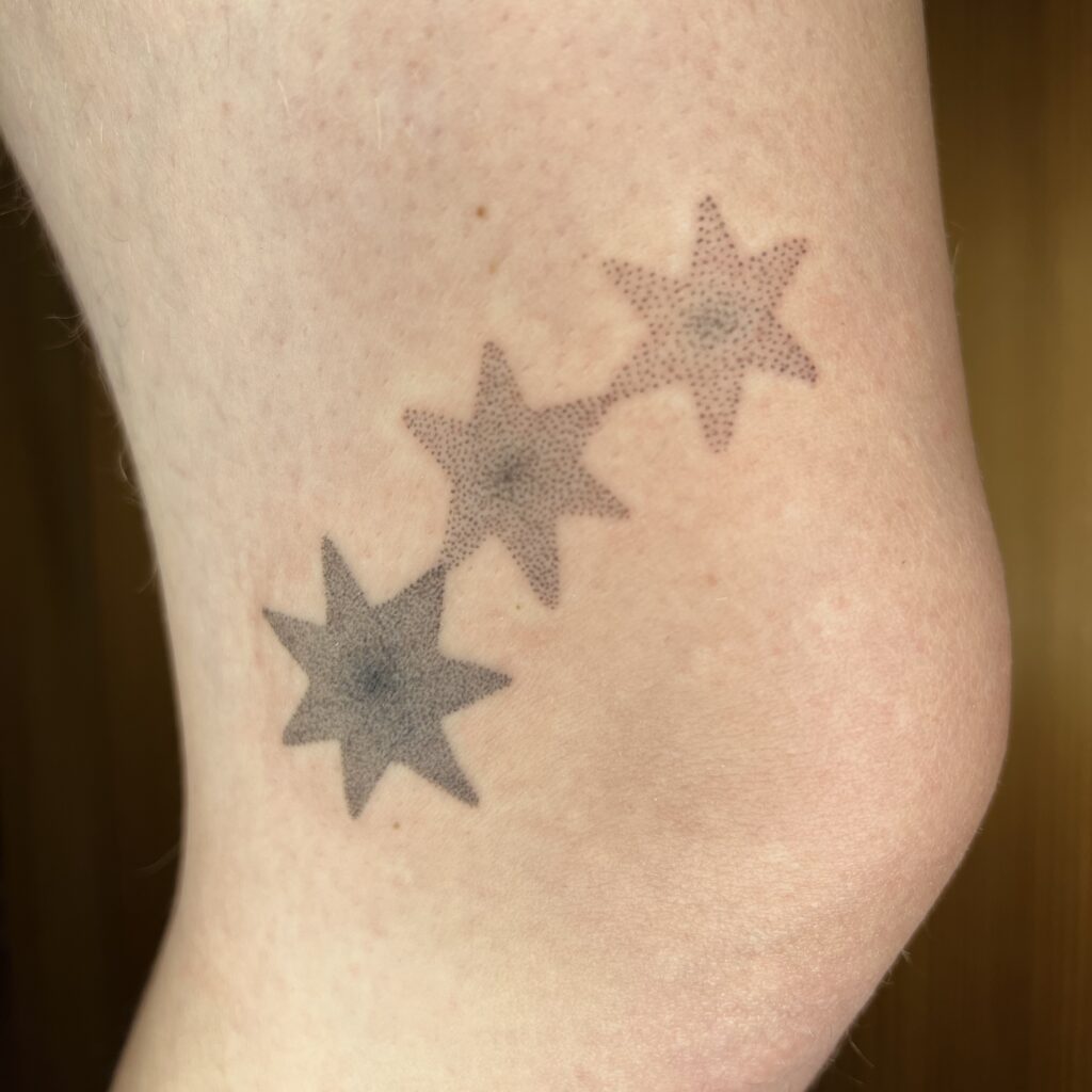 Drei Sterne Tattoo mit Dotwork von Luna im Atelier Noir nu, Tattoo Studio Köln