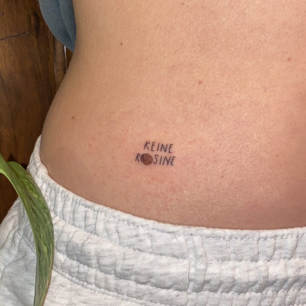 „Keine Rosine“ Lettering Tattoo von Luna im Atelier Noir nu, Tattoo Studio Köln