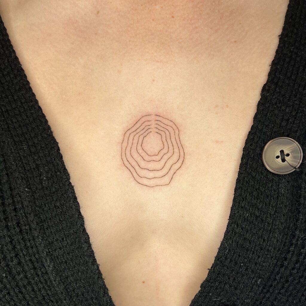 Wellen und Kreise Tattoo mit minimalistischen Linien von Luna im Atelier Noir nu, Tattoo Studio Köln