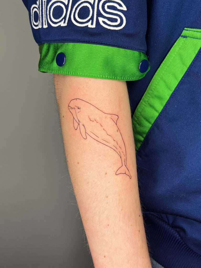 Feines Wal-Tattoo von Luna im Atelier Noir nu Köln Ehrenfeld