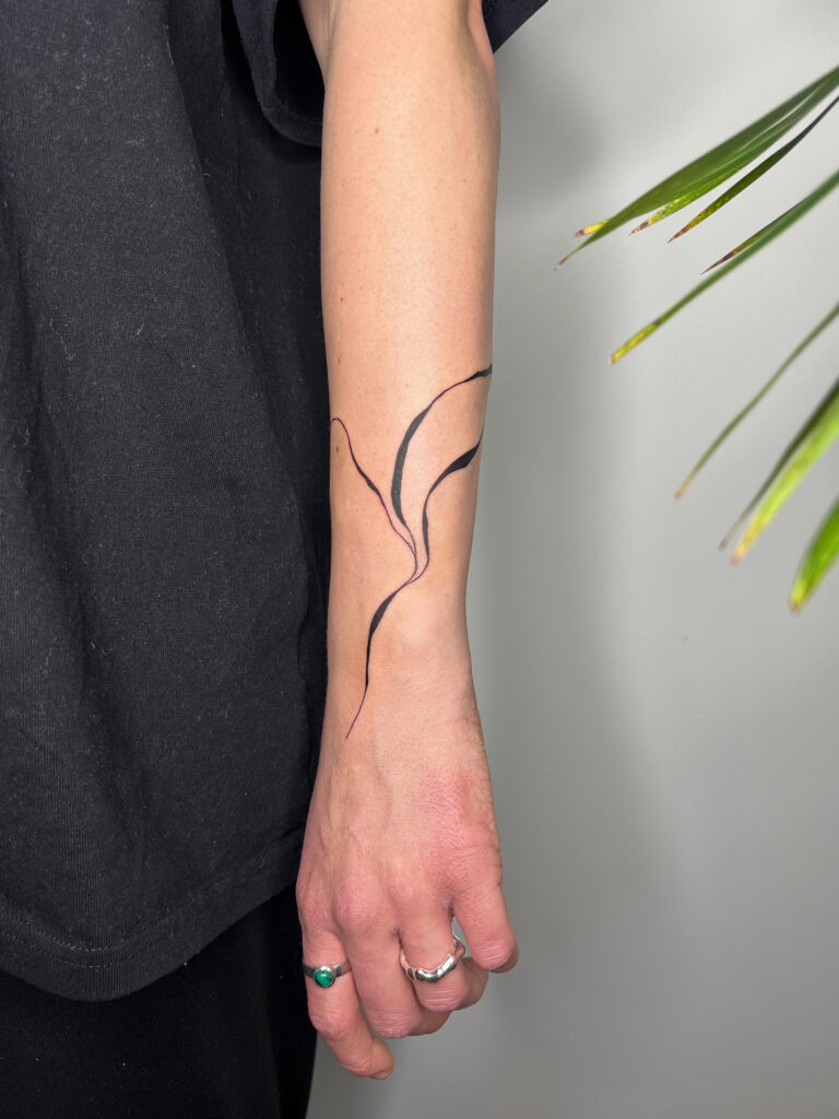 Fließendes Linien-Tattoo von Luna im Atelier Noir nu Köln Ehrenfeld