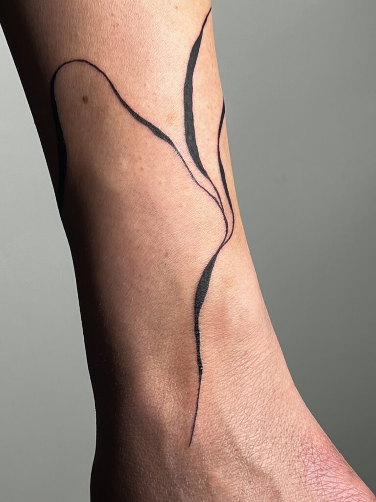 Abstraktes Linien-Tattoo von Luna im Atelier Noir nu Köln Ehrenfeld