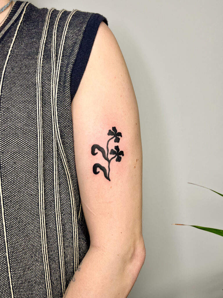 Blumen-Tattoo in Blackwork-Stil von Luna im Atelier Noir nu Köln Ehrenfeld