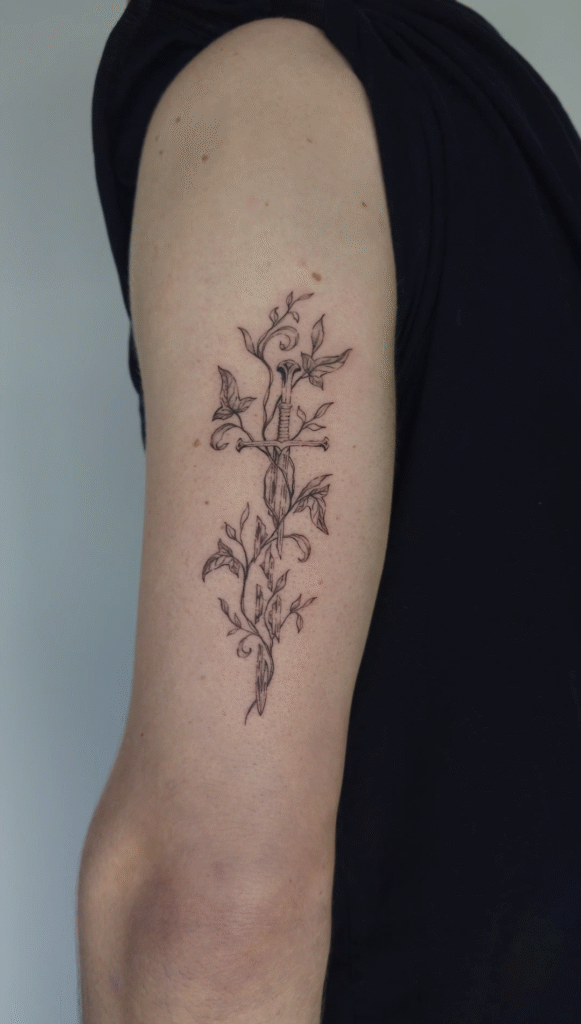 Schwert-Tattoo mit Pflanzenornament von Viktoria im Atelier Noir nu Köln Ehrenfeld