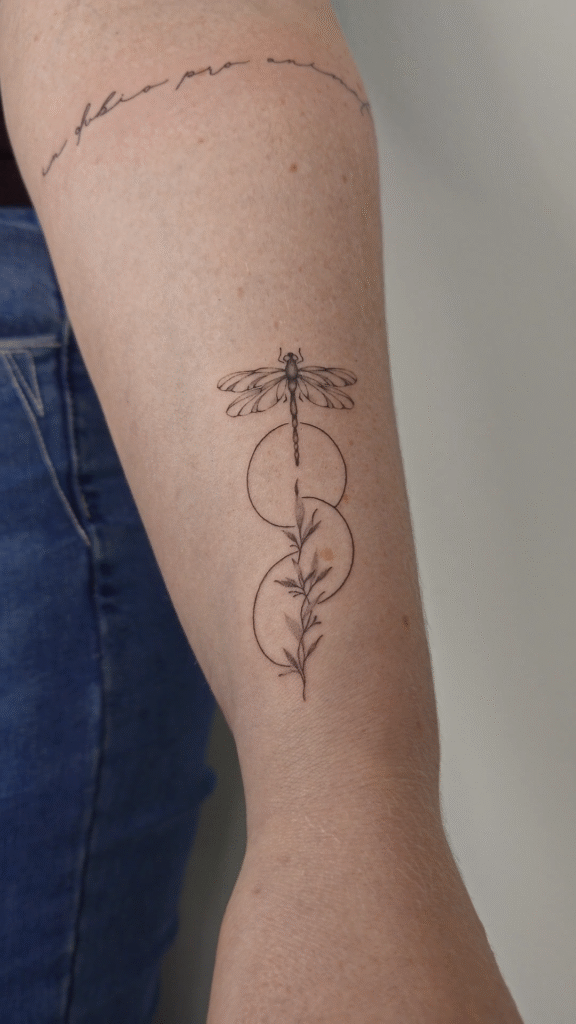 Tattoo mit Libelle und Pflanzen von Viktoria im Atelier Noir nu Köln Ehrenfeld