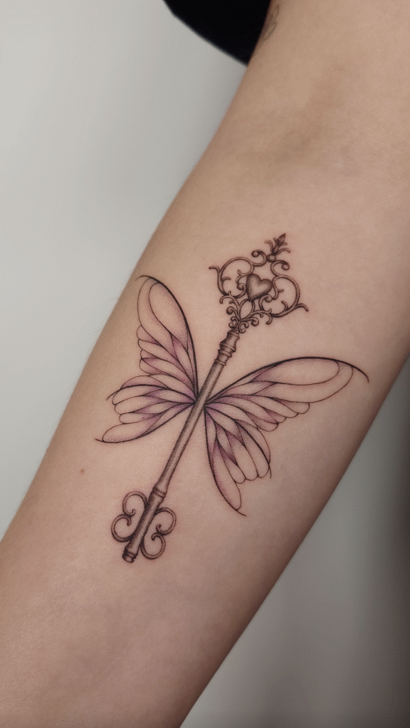 Tattoo eines Schlüssels mit Flügeln von Viktoria im Atelier Noir nu Köln Ehrenfeld