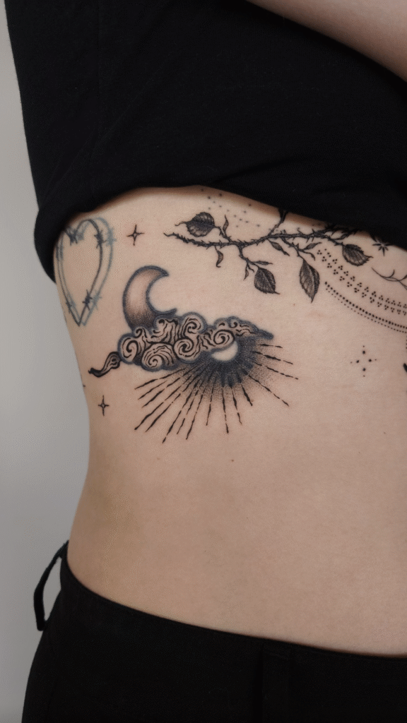 Tattoo Rework mit Mond und Wolken von Viktoria im Atelier Noir nu Köln Ehrenfeld