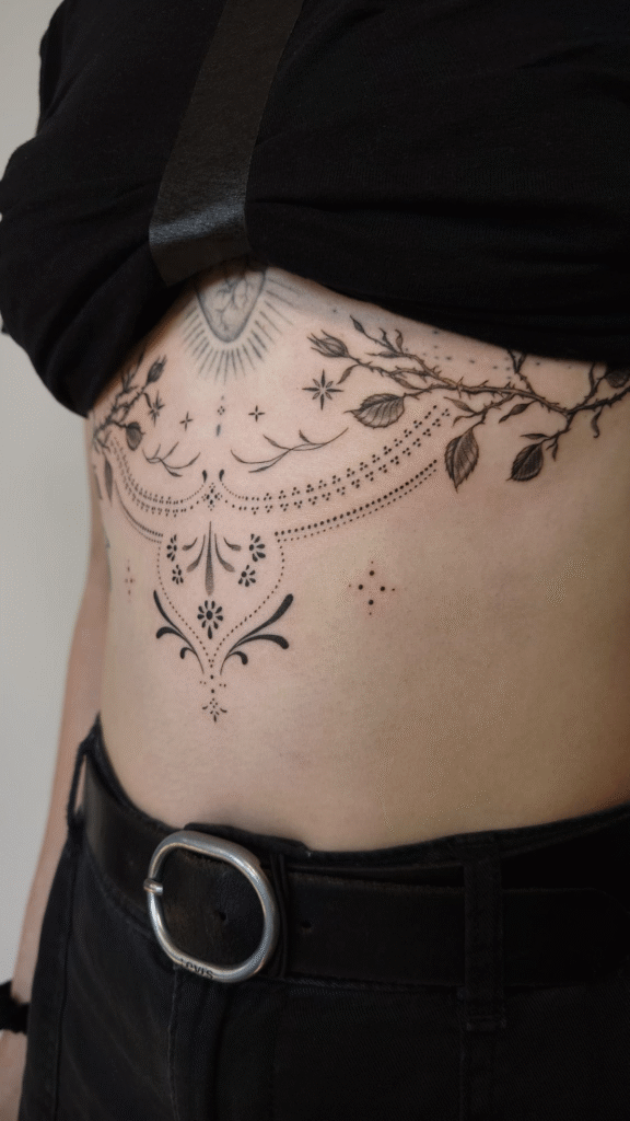 Underboob Tattoo mit Ornamenten von Viktoria im Atelier Noir nu Köln Ehrenfeld