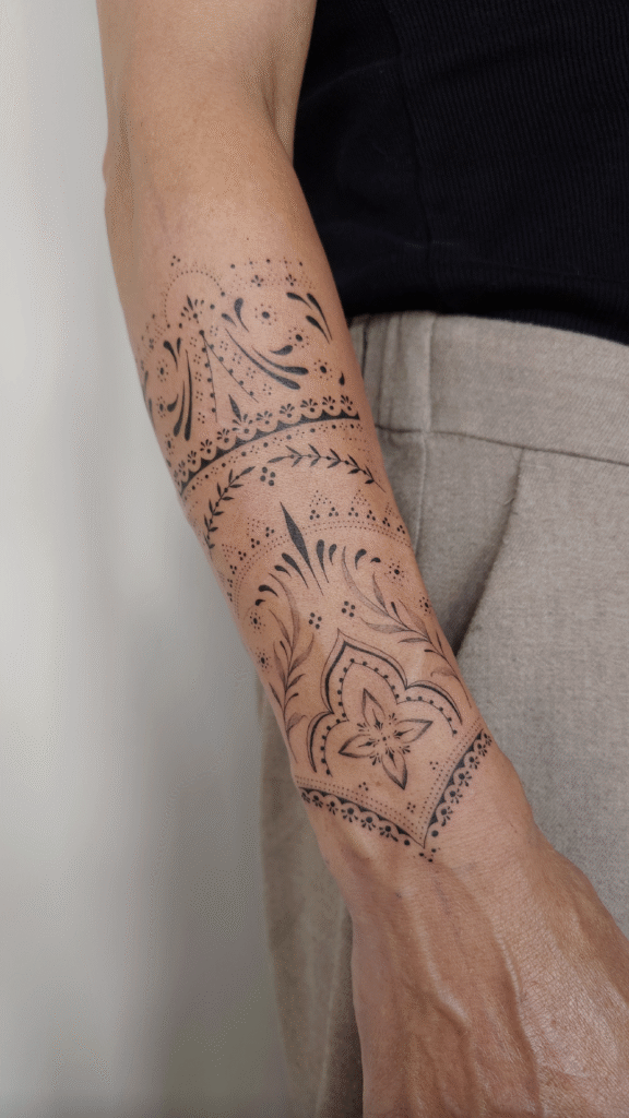 Ornamentales Unterarm-Tattoo von Viktoria im Atelier Noir nu Köln Ehrenfeld