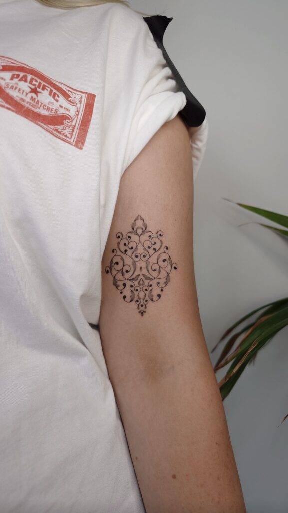 Tattoo eines verspielten Ornaments von Viktoria im Atelier Noir nu Köln Ehrenfeld