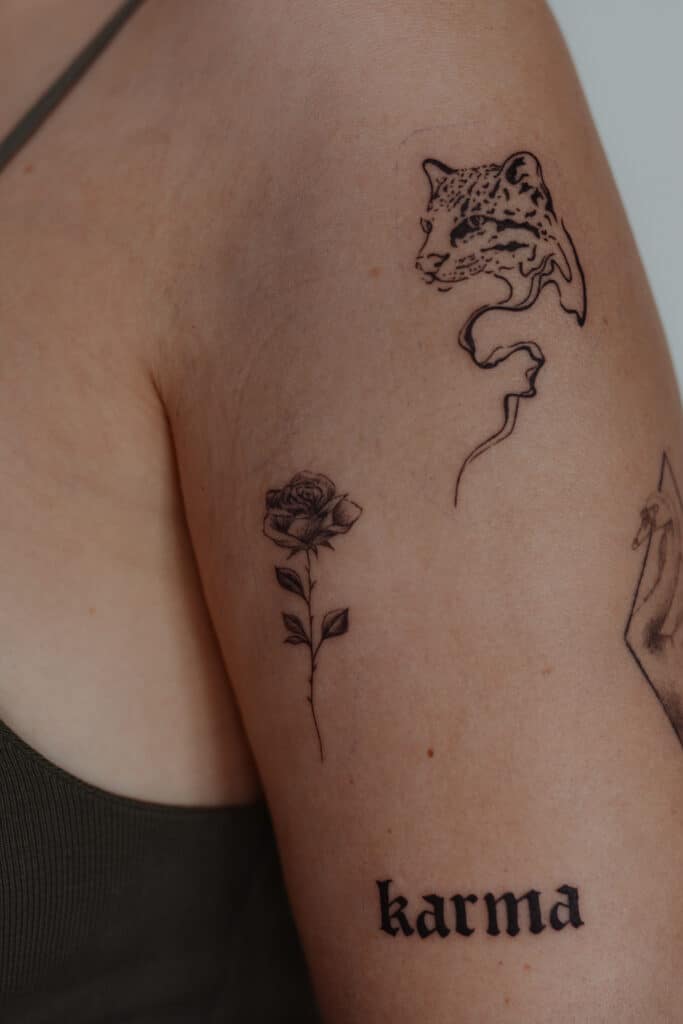 Tätowierung mit Panther, Rose und Schriftzug von Ricarda im Atelier Noir nu Köln Ehrenfeld