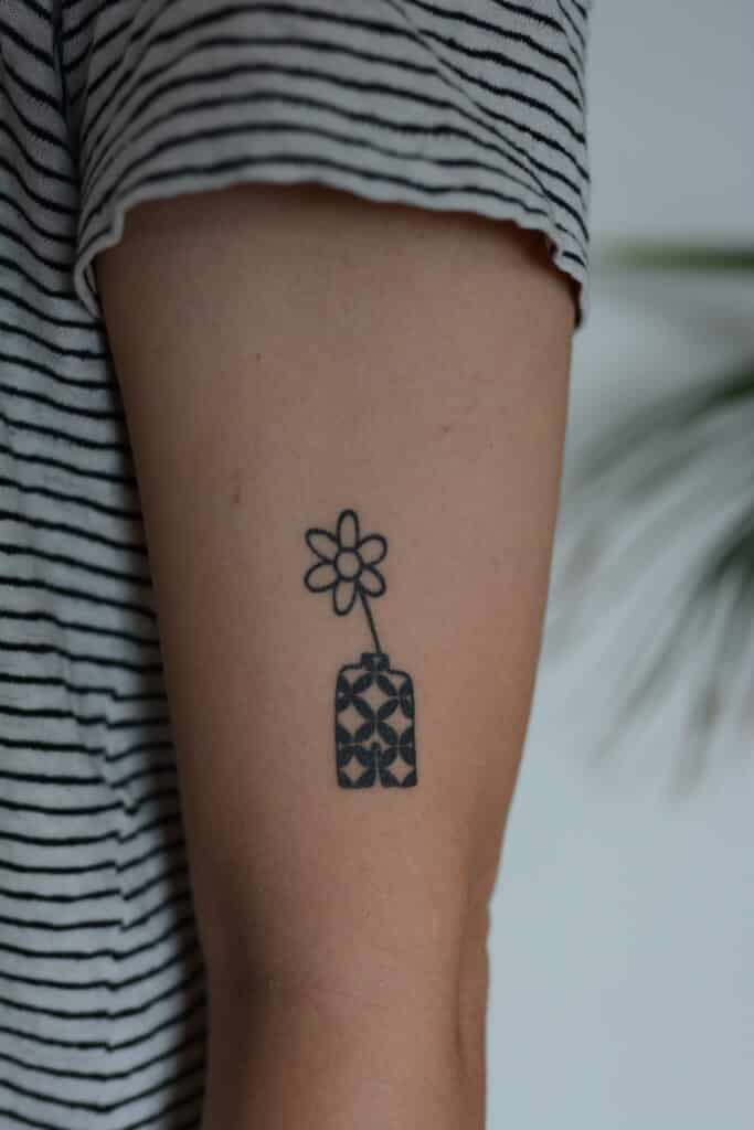Minimalistisches Blumentattoo in stilisierter Vase von Ricarda im Atelier Noir nu Köln Ehrenfeld